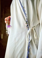 شرشف صلاة لف ابيض ستان مزين بالورد الاويا الموف ال...