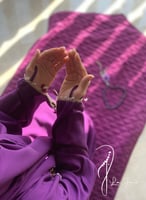 شرشف صلاة بنفسجي سستة مزين بالكروشيه و الورد الاوي...