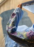 شرشف صلاة رسم باتيك لف ازرق و الطرحة مثبتة .