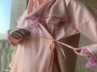 شرشف صلاة وردي لف اويا تركي و الطرحة مثبتة .