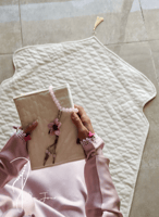 شرشف صلاة لف وردي فاتح بالكروشيه و الورد الموف و ا...