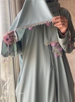 شرشف صلاة أخضر باستيل سستة مزينة بالكروشيه الوردي