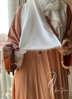 شرشف صلاة لف لحمي على بيج مزين بالكروشيه و الورد ا...