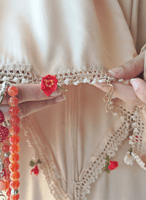 شرشف صلاة سستة بيج مزين بالكروشيه و الورد الاويا