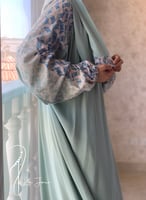 شرشف صلاة رسم باتيك لف اخضر وتفني و الطرحة مثبتة .