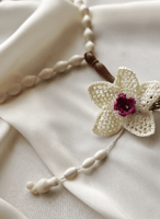 سبحة 33 عظم مزينة بالكروشيه الورد اوف وايت موف