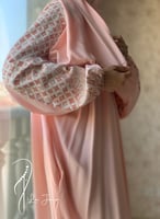 شرشف صلاة رسم باتيك لف خربزي وردي و الطرحة مثبتة .