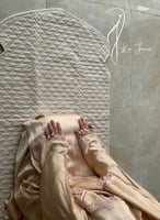 شرشف صلاة لف بيج ستان اويا وردي و الطرحة مثبتة.