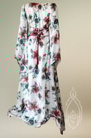 قفطان مغربي حريري طبيعي فاخر بطبعات زهرية وحزام