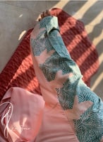 شرشف صلاة رسم باتيك لف وردي وازرق الطرحة مثبتة .