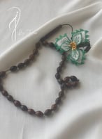 سبحة 33 خشب الكوك مزينة بالكروشيه