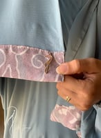 شرشف صلاة رسم باتيك لف اخضر و موف و الطرحة مثبتة .