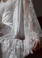 قميص نوم وروب ابيض حرير و دانتيل