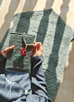 شرشف صلاة لف زيتي على رمادي بالكروشيه و الورد المل...