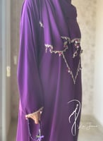 شرشف صلاة بنفسجي سستة مزين بالكروشيه و الورد الاوي...