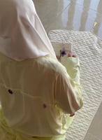 شرشف صلاة أصفر مزين بالكروشيه الوردي و الموف