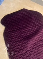 سجادة بنفسجي على احمر قطيفة