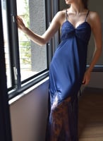 قميص نوم وروب كحلي حرير و دانتيل