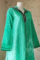 قفطان من الحرير بطبعات زهور