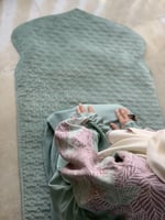 شرشف صلاة رسم باتيك لف اخضر ورسم موف و الطرحة مثبت...