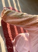 224004 شرشف صلاة رسم باتيك لف وردي واصفر الطرحة مث...