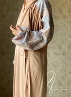 شرشف صلاة رسم باتيك لف بيج غامق و الطرحة مثبتة .