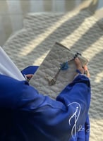 شرشف صلاة سستة أزرق غامق مزين بالكروشيه و الورد ال...