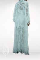 قميص نوم وروب ابيض حرير و دانتيل