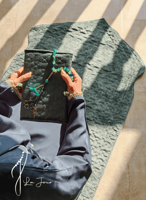 شرشف صلاة لف زيتي على رمادي بالكروشيه و الورد المل...