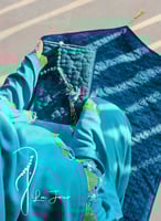 شرشف صلاة لف أزرق مزين بأويا يدوي اخضر و ازرق من ل...