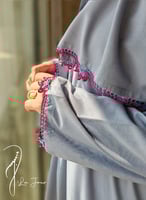 شرشف صلاة سستة ازرق فاتح على رمادي مزين بالكروشي م...