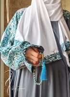 شرشف صلاة لف رسم باتيك رصاصي على ازرق الطرحة مثبتة