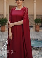 ثوب كاب أحمر مطرز