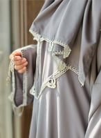 شرشف صلاة سحاب رمادي مزين بالكروشي الابيض و رمادى...