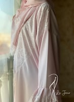 شرشف صلاة دانتيل وردي سحاب و الطرحة مثبتة