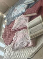 مجموعة 3 اطقم شراشف سستة دانتيل قطن منقط