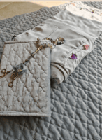 شرشف صلاة لف سماوي فاتح على رمادى بالكروشيه و الور...