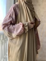 شرشف صلاة رسم باتيك لف بيج و الطرحة مثبتة .