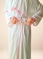 شرشف صلاة لف ستان ابيض بالورد الاويا الوردي الفاخر