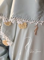 شرشف سستة رمادي على اخضر مزين بالكروشيه ذهبي من لا...