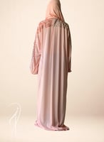 شرشف صلاة رسم باتيك لف خربزي وردي و الطرحة مثبتة .