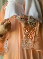 شرشف صلاة اويا ابيض وخربزي ورد لف خربزي