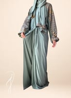 شرشف صلاة رسم باتيك لف اخضر واصفر و الطرحة مثبتة .