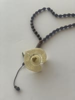 سبحة 33 خشب الكوك مزينة بالكروشيه