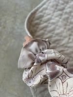 شرشف صلاة رسم باتيك لف بيج و الطرحة مثبتة .