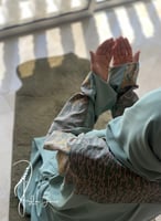 شرشف صلاة رسم باتيك لف اخضر واصفر و الطرحة مثبتة .