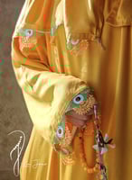 شرشف صلاة لف اصفر مزين بأويا يدوي اخضر و ابيض من ل...