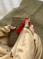 شرشف صلاة سستة بيج على زيتي بالكروشيه كرز احمر