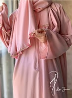 114002 شرشف صلاة سستة وردي مزين بالكروشيه حلزون يد...