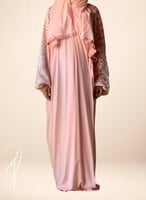 شرشف صلاة رسم باتيك لف خربزي وردي و الطرحة مثبتة .